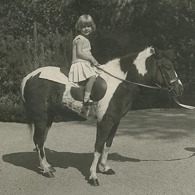 Tana, montada en uno de sus ponis en una fotografía tomada en 1933. 