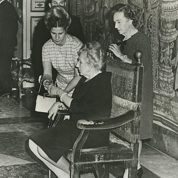 Cayetana de Alba y la reina Victoria Eugenia, en el Palacio de Liria, con motivo de la visita de la soberana a Madrid para asistir al bautizo del príncipe Felipe en 1968. 