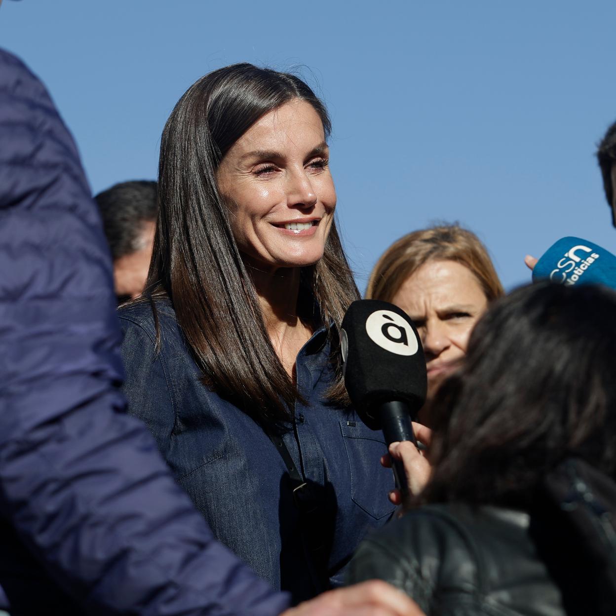 La reina Letizia atendió a varios medios de comunicación durante su visita a Chiva, una de las poblaciones afectadas por la DANA en Valencia. 