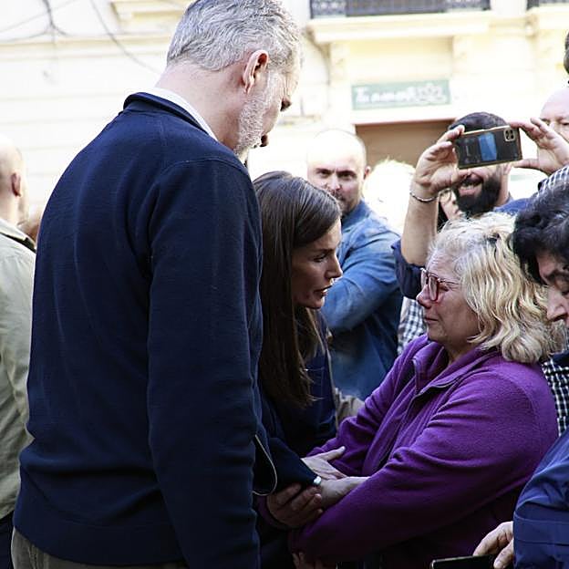 No todo fueron sonrisas en Chiva: el dolor seguía presente en el rostro de numerosos vecinos. 