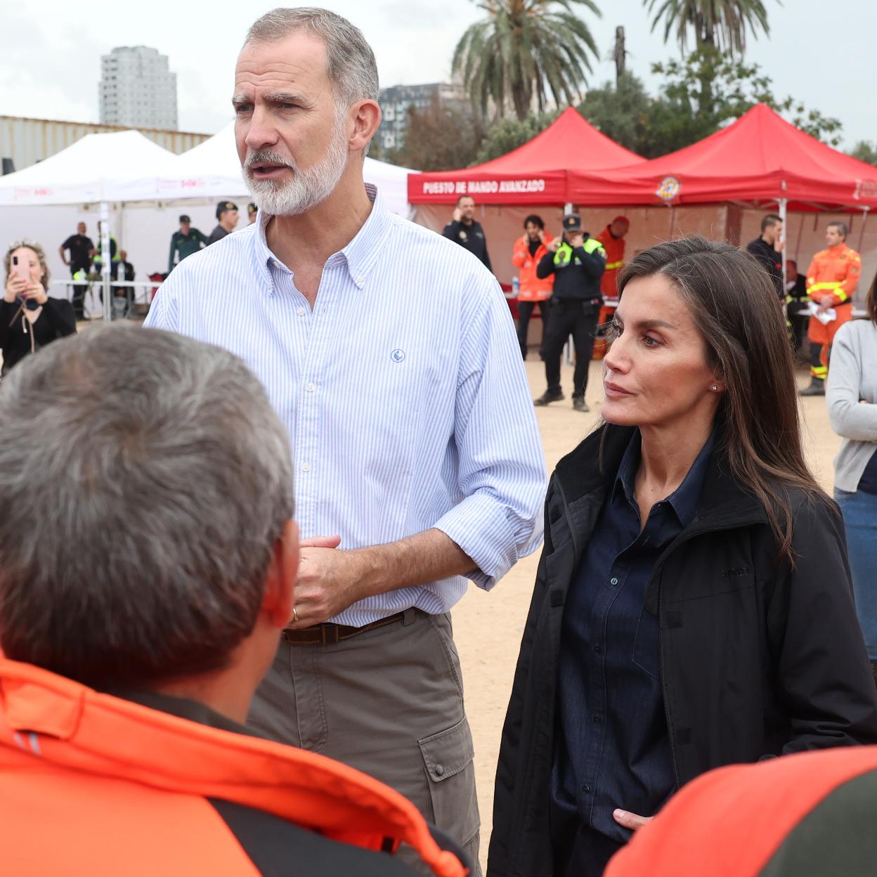 La reina Letizia y el rey Felipe visitando las zonas afectadas por al DANA.