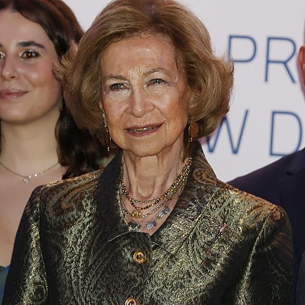 La reina Sofía arrasa con su look en los Premios de Pintura: una blazer muy especial y pantalones satinados
