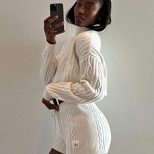 Mujer con un estilismo de punto deportivo. 