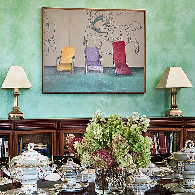 Rincón de la casa de Mica Ertegun en Southampton con un cuadro de David Hockney. / 