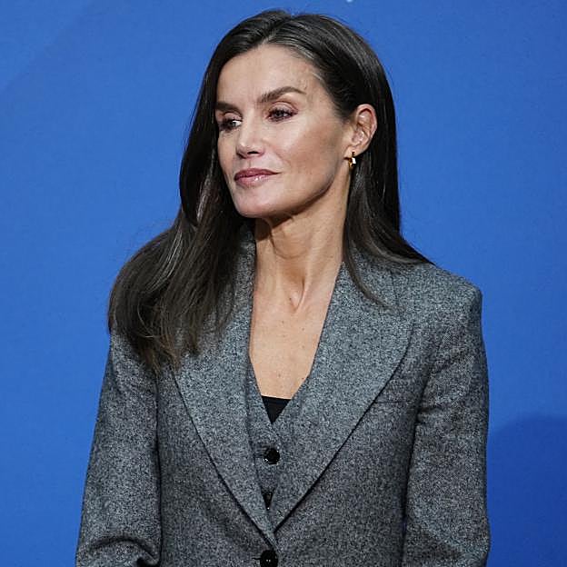 La reina Letizia con pendientes de Singularu.