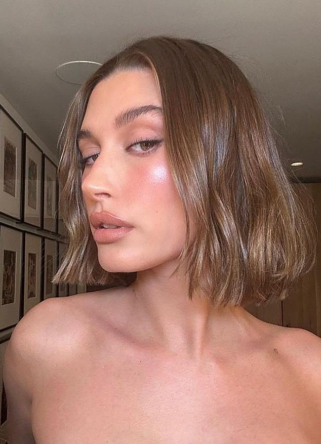 Imagen - hailey Bieber con color de pelo clean girl brunette/@haileybieber