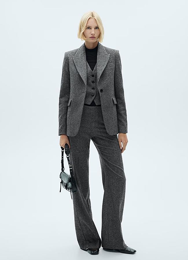 Imagen - Así es el traje de Mango que ha llevado la reina Letizia. Americana: 79,99 euros. Chaleco: 39,99 euros. Pantalón: 49,99 euros.