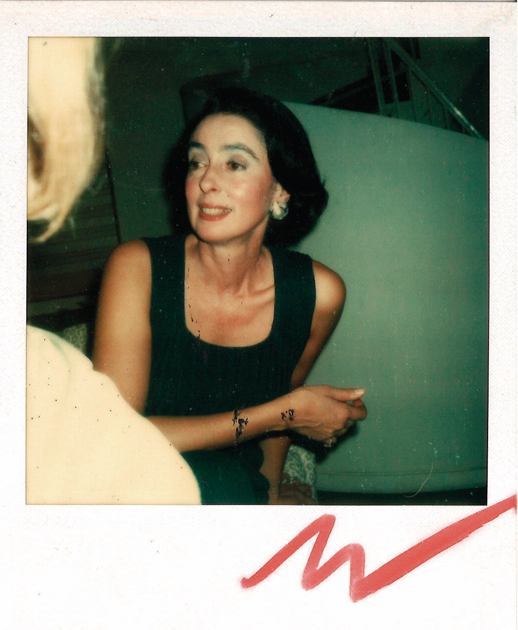 Mica Ertegun fotografiada por Andy Warhol. / 