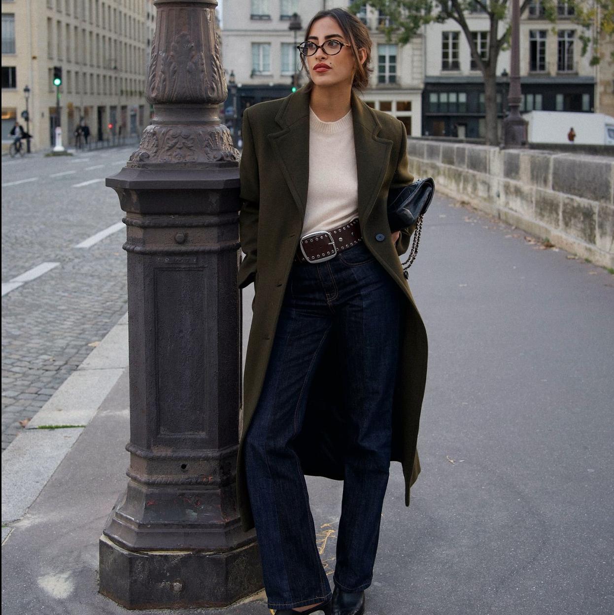 Influencer con abrigo verde tendencia