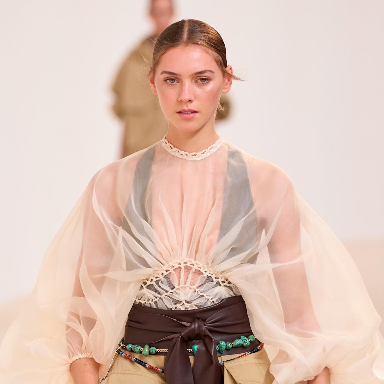 Estas son las blusas semitransparentes que llevarás en Navidad.