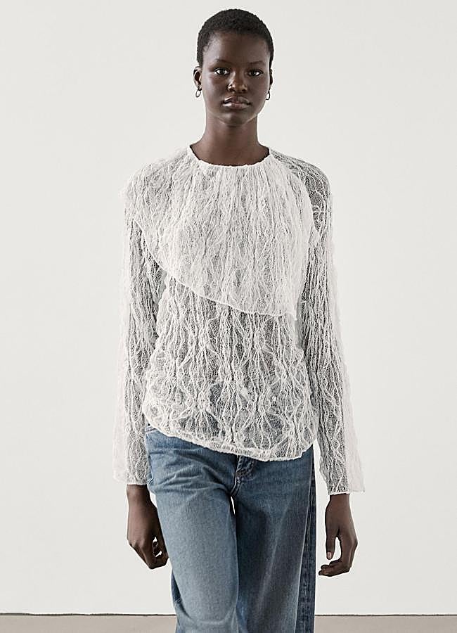 Imagen - Blusa blanca de encaje de Massimo Dutti, 59,95 euros.