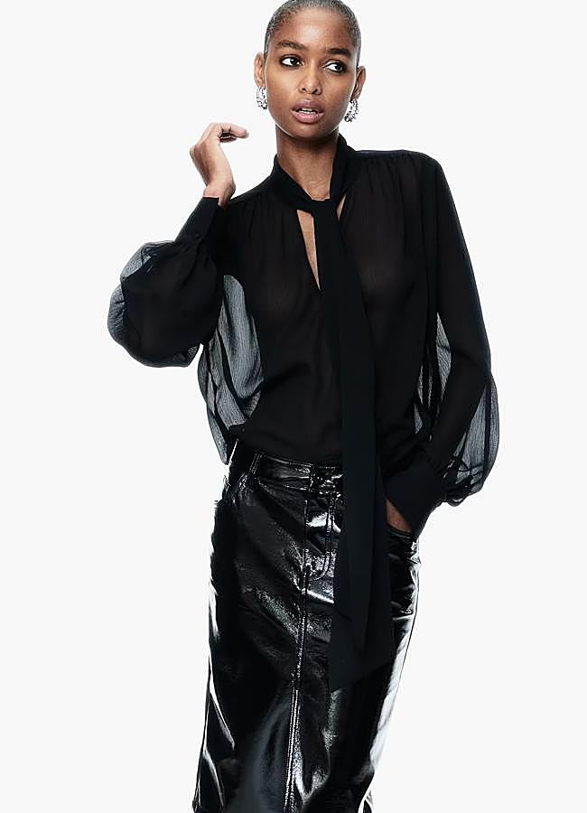 Imagen - Blusa negra con transparencias de H&M, 49,99 euros.