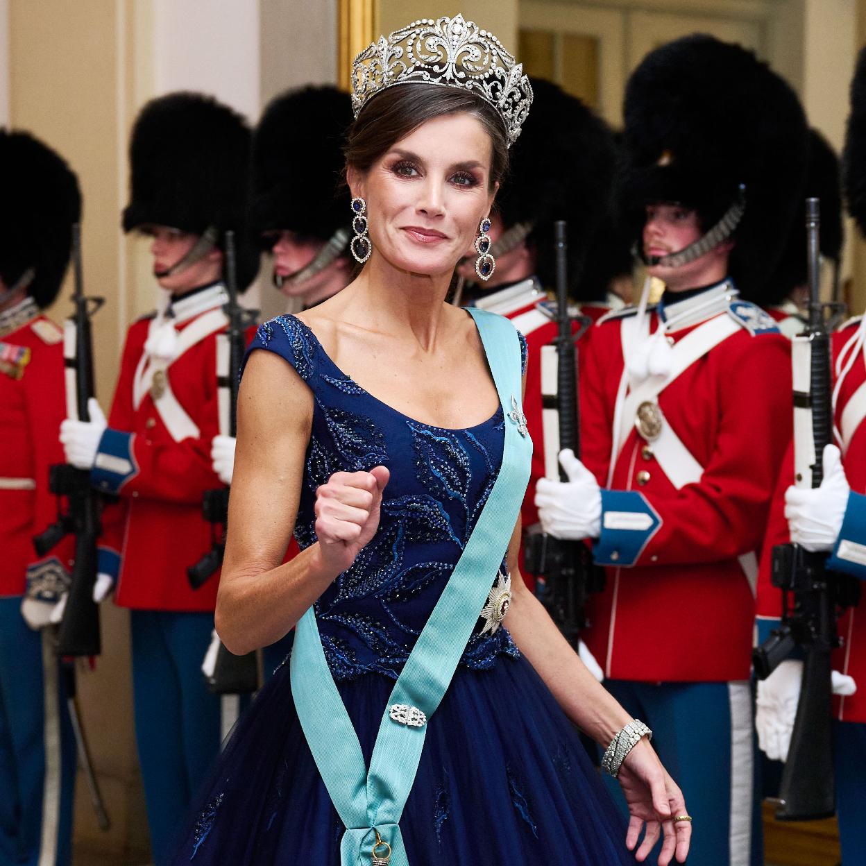 La reina Letizia, vestida de gala, en su viaje oficial a Dinamarca.