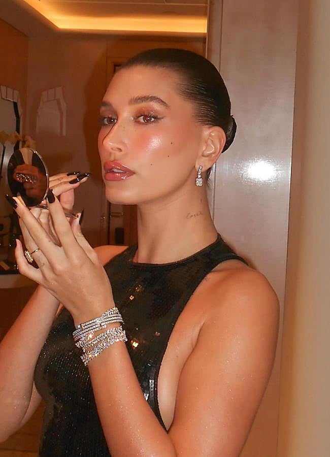 Imagen - Hailey bieber con moño estilo clean look tirante/@haileybieber