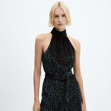 Imagen secundaria 1 - Vestido de terciopelo con cuello halter (29,99 euros).