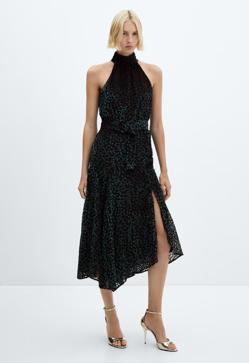 Imagen secundaria 2 - Vestido de terciopelo con cuello halter (29,99 euros).