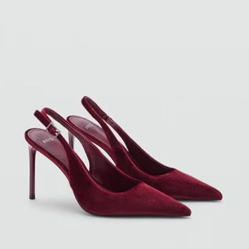 Imagen secundaria 1 - Cuerpo de manga larga con brillo y escote cruzado de Sfera (23,99€)/ Zapato tacón terciopelo de Mango (39,99€)/ Pantalón recto con brillo de Sfera (25,99€)