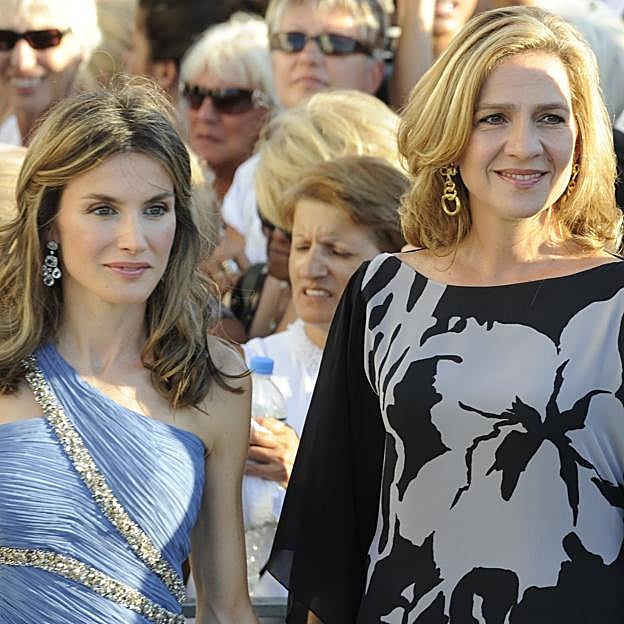 Doña Letizia y la infanta Cristina en la boda de Nicolás de Grecia y Tatiana Blatnik. 
