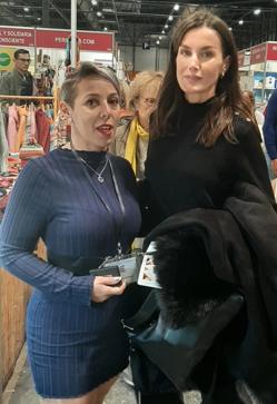 Imagen secundaria 2 - La reina Letizia con las activistas del Mar Menor, con los productores del Mercado Social de la Rioja y con la fundadora de Ticsilver.