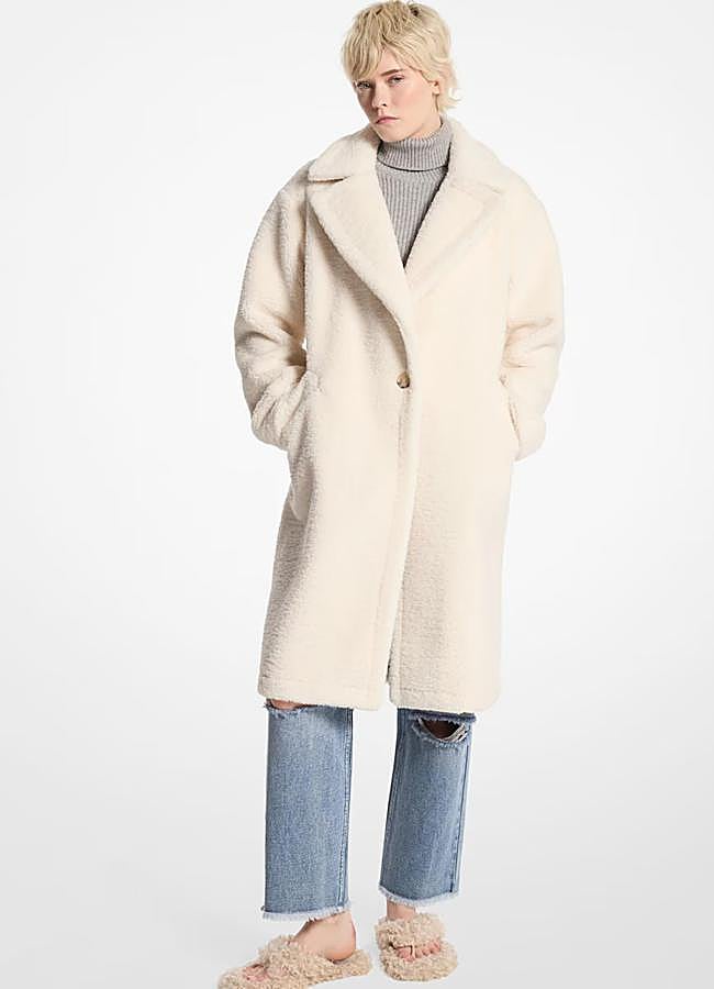 Imagen - Abrigo de pelo en color crudo de Michael Kors.