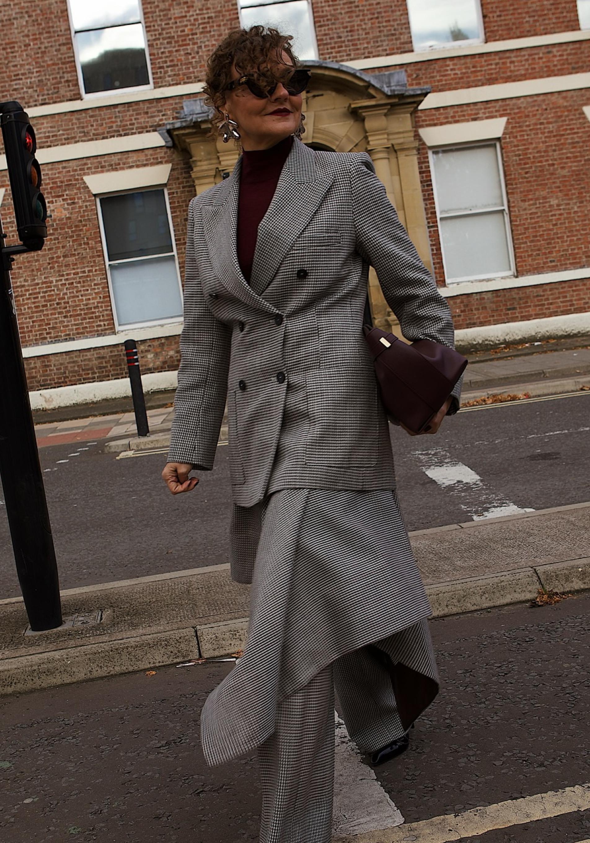 Influencer mayor de 50 años con look básico elegante