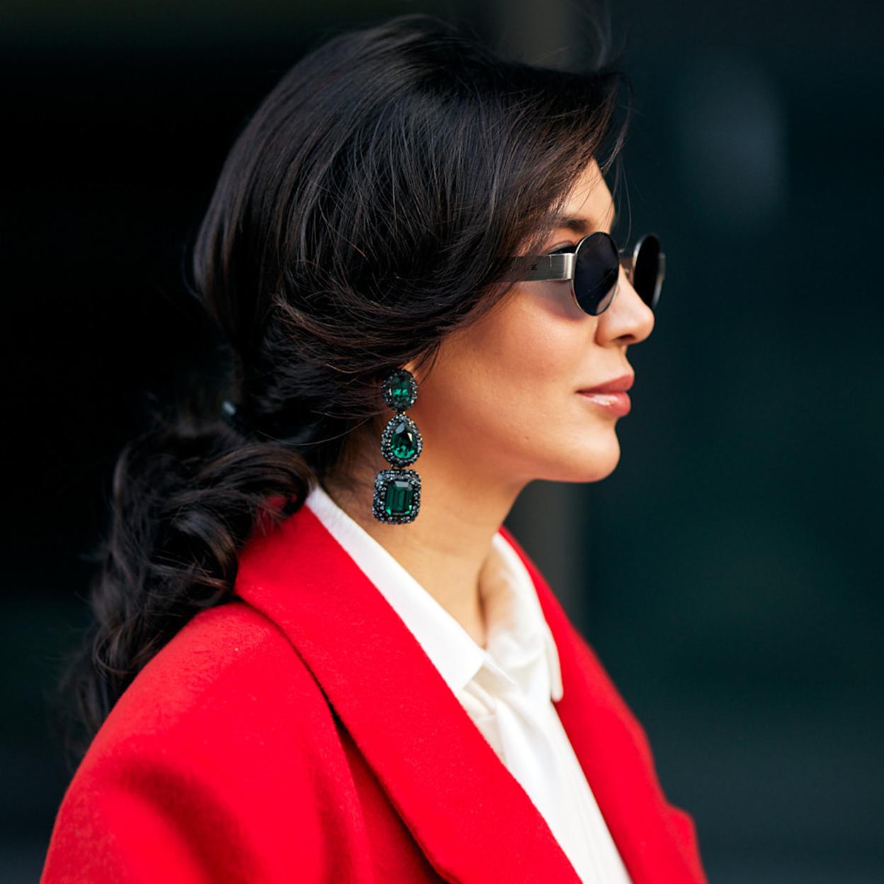 Mujer con pendientes llamativos