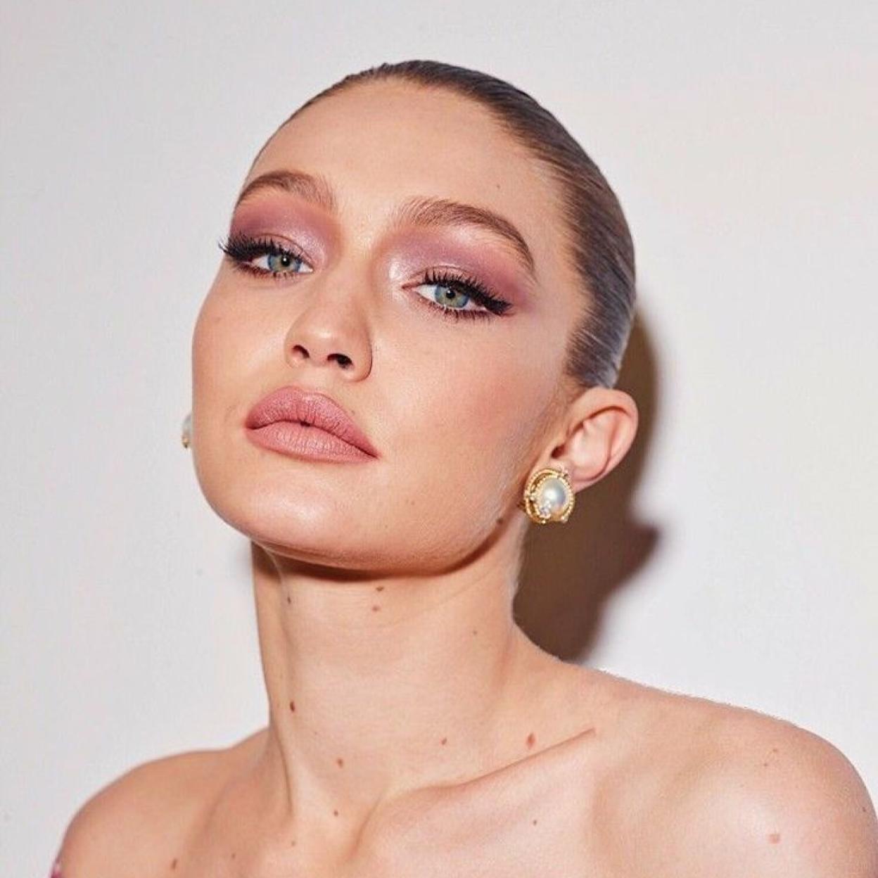 Gigi Gadid con sombra de ojos rosa