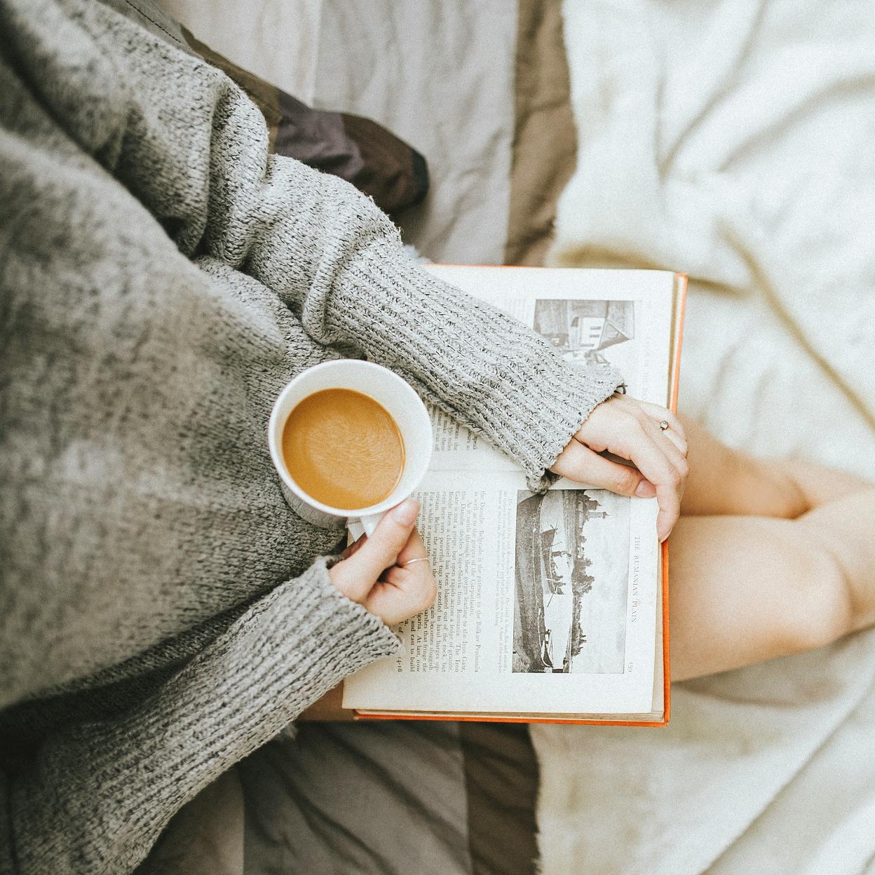 El placer de leer un buen libro en una tarde de otoño, acompañado de una taza de café, es uno de nuestros momentos favoritos de esta época del año.