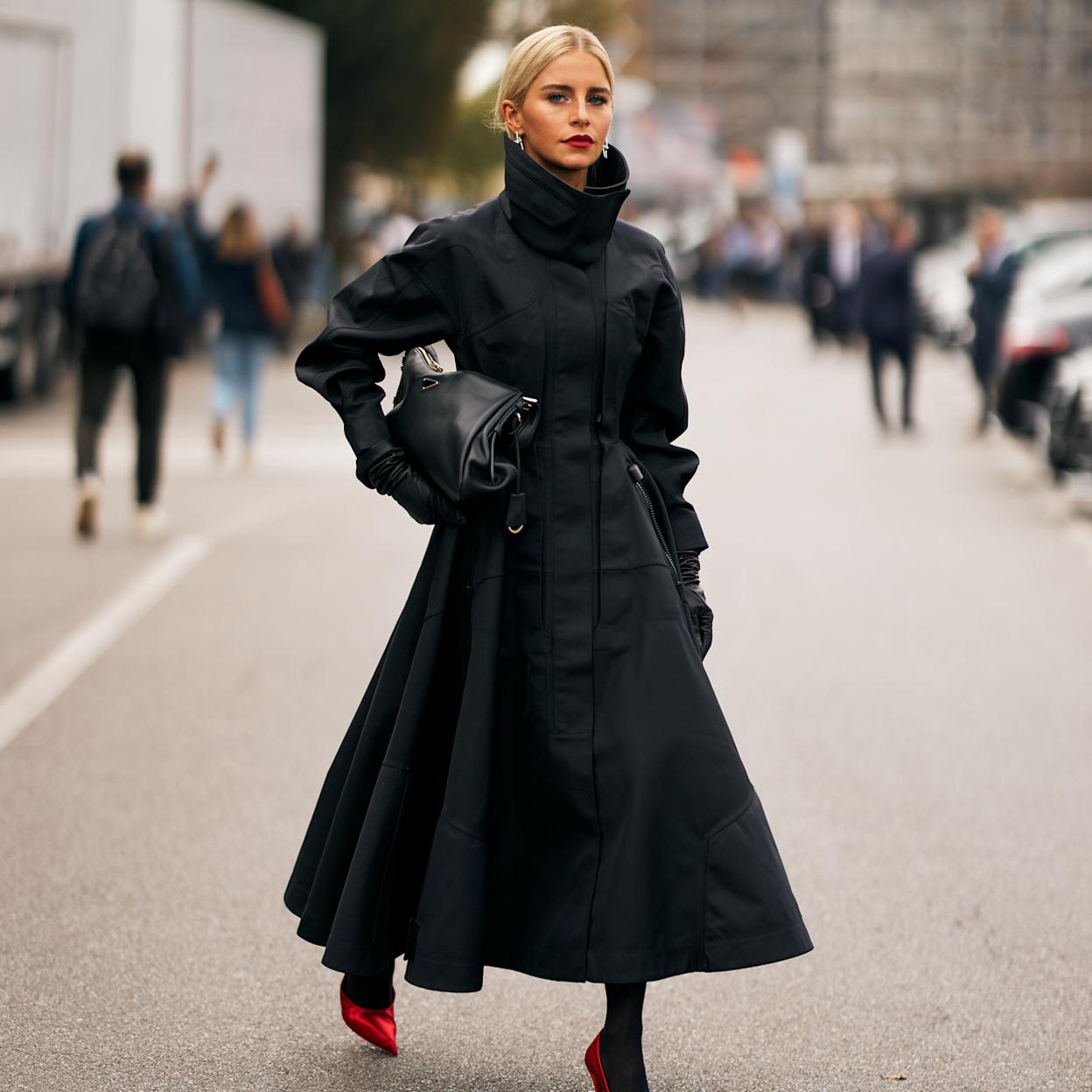 Mujer con abrigo de cuello alto