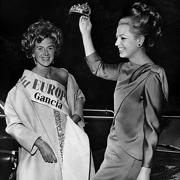 Ira de Fürstenberg corona como Lady Europa a Sandra Torlonia, al año siguiente de conseguirlo ella. 