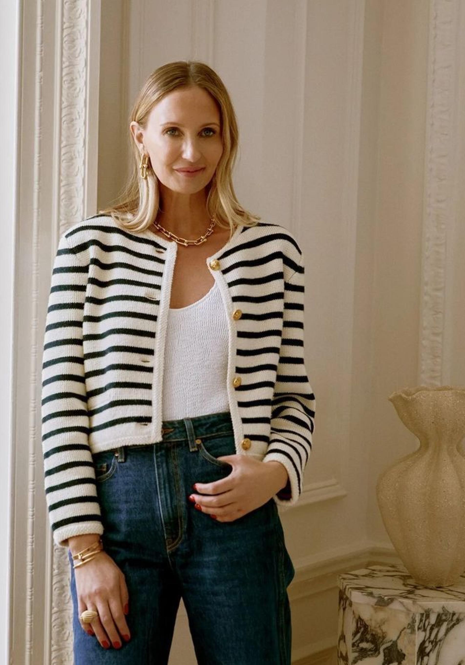 Influencer mayor de 50 con cárdigan de rayas.