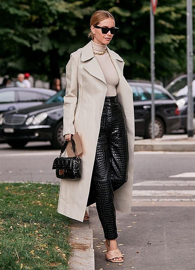 Imagen - Influencer con gabardina, jersey nude y pantalones de piel/@LOOKSTYLER