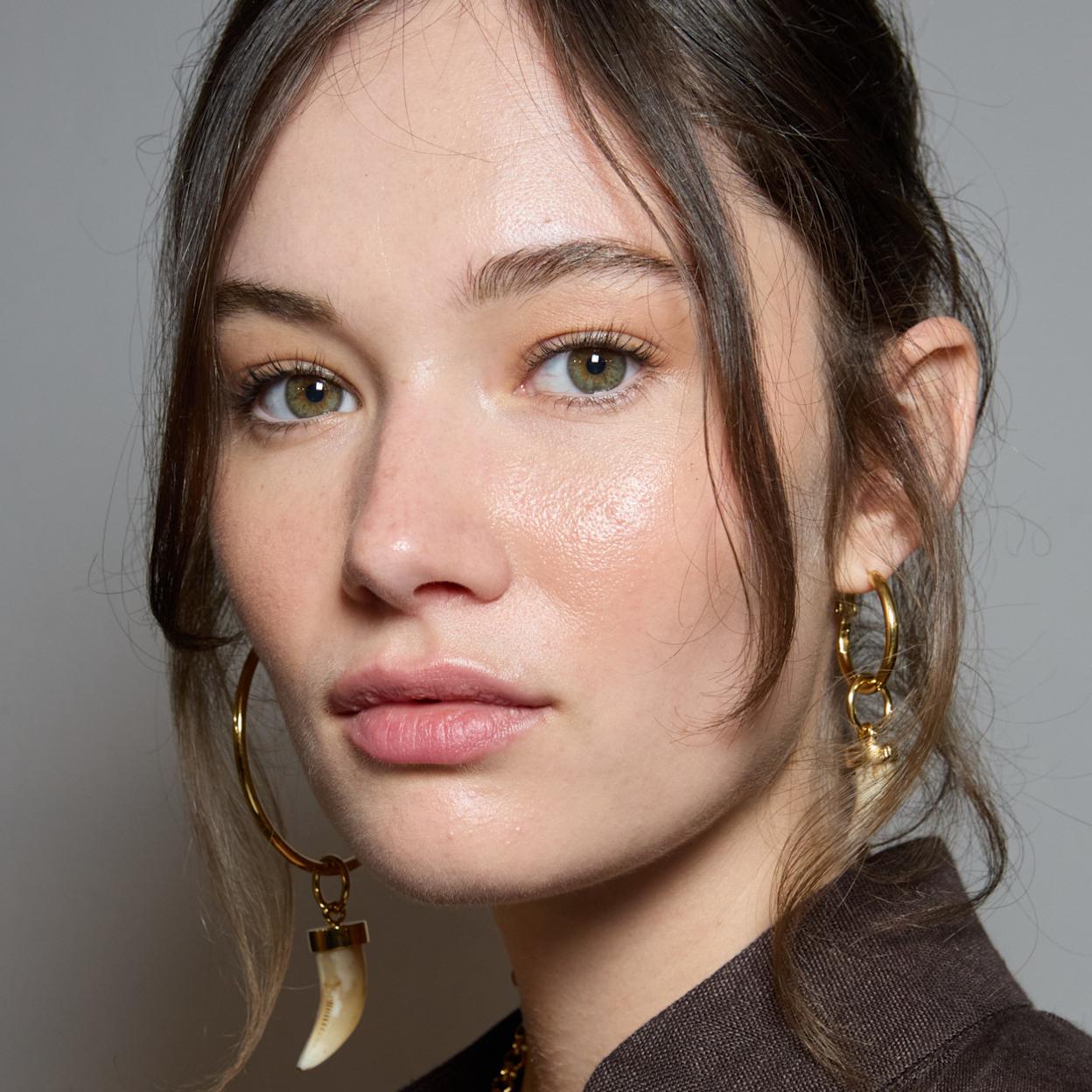 Mujer con ojos maquillados