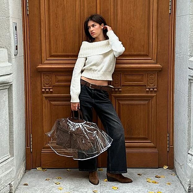 Look con jersey bardot, vaqueros negros y accesorios de ante marrón chocolate