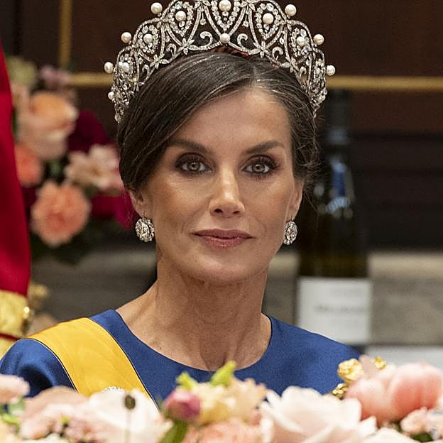 Los secretos de las joyas de la reina Letizia en el retrato de Annie Leibovitz: el conjunto de chatones de la reina Victoria Eugenia
