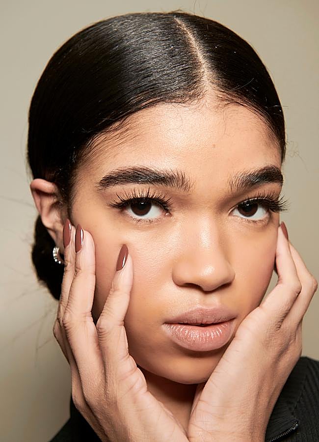 Imagen - Manicura en marrón. Foto: launchmetrics spotlight.