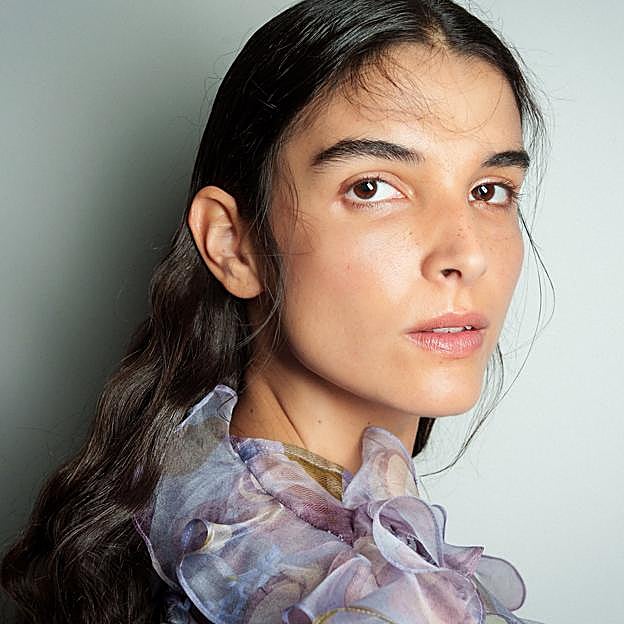 Esta base de maquillaje en barra deja mi piel seca hidratada y sin imperfecciones al instante