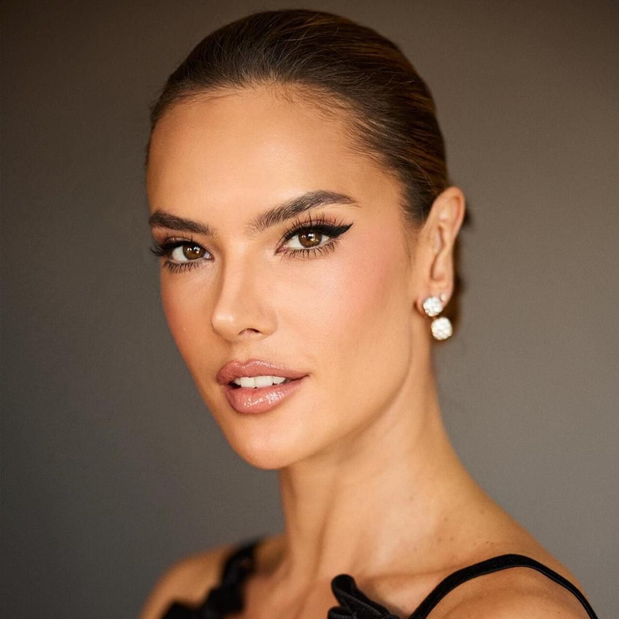 Alessandra Ambrosio con eyeliner negro
