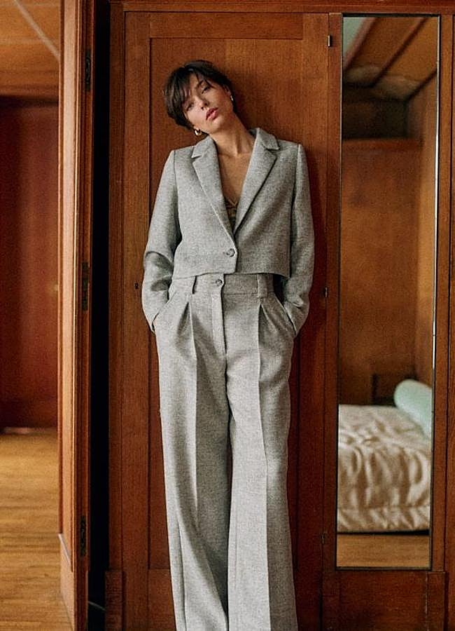 Imagen - Traje gris de Sézane con blazer corta.