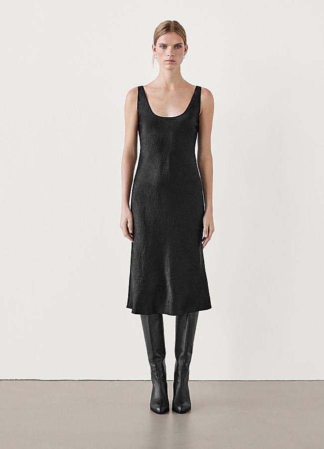 Imagen - Vestido midi lencero en negro de Massimo Dutti.