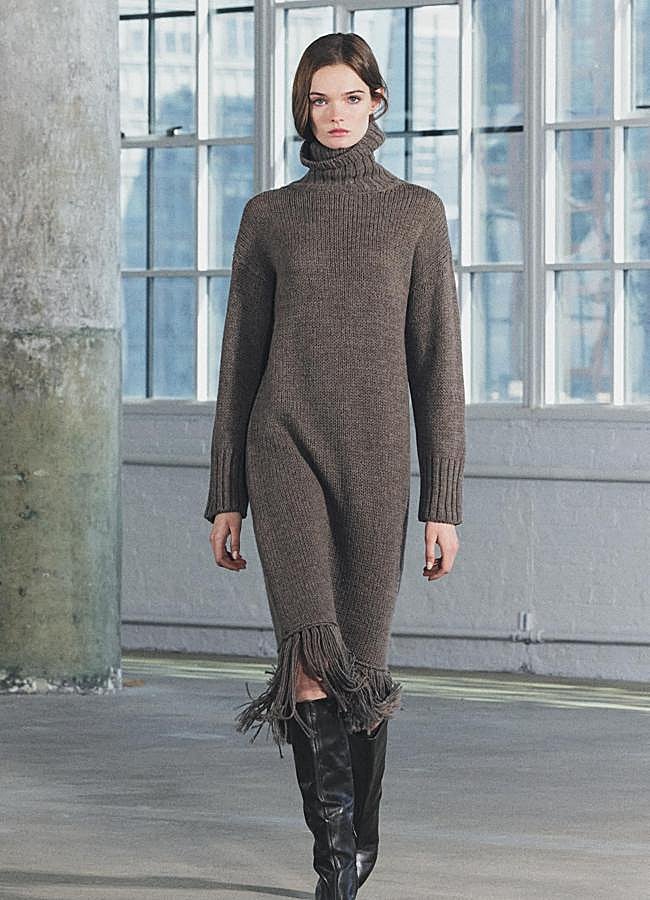 Imagen - Vestido de punto con cuello cisne decorado con flecos