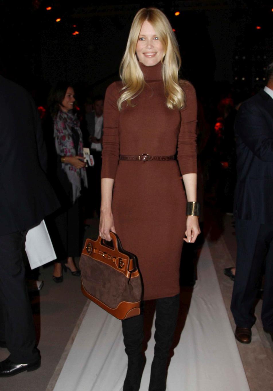 Vestidos de punto con cuello cisne, el básico que mejor sienta a los 50 en invierno