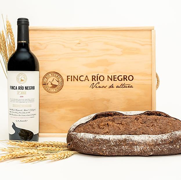 La nueva edición limitada de Finca Río Negro, con una hogaza de pan negro de Algarroba elaborada junto a Samuel Moreno.