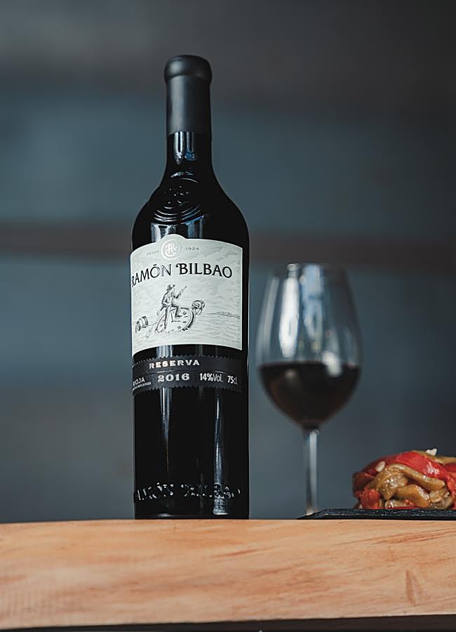 Imagen - Botella de Ramón Bilbao Reserva 2028, un vino tinto de Rioja perfecto para los paladares más clásicos. / DR