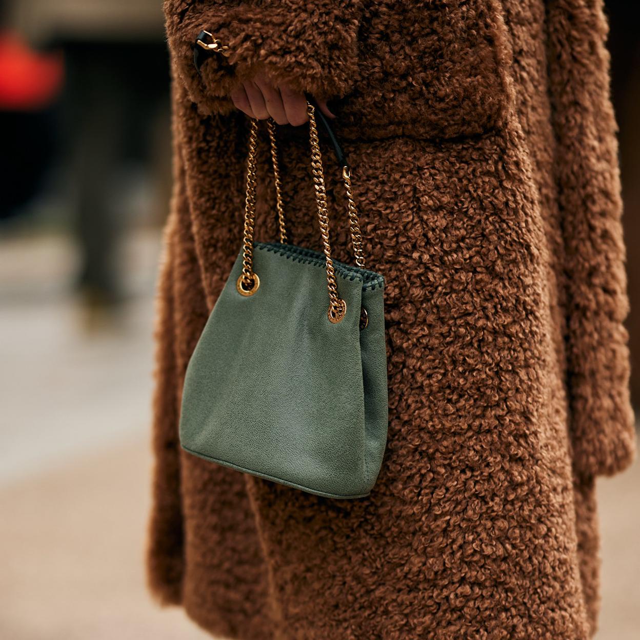 Mujer con bolso de fiesta