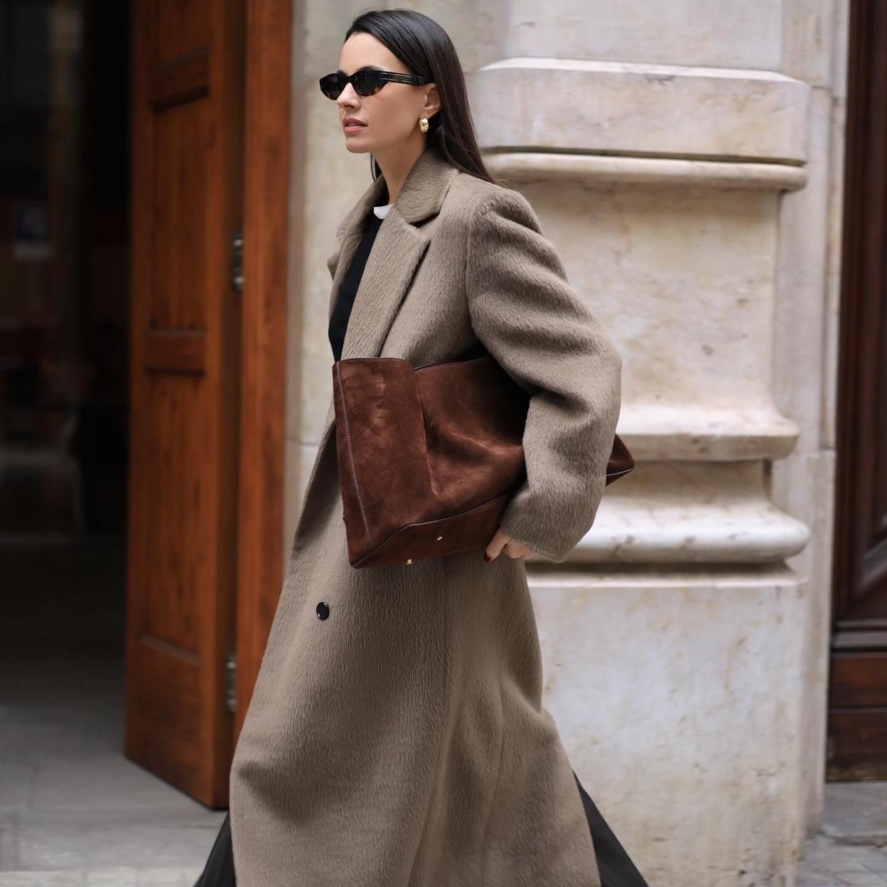 Influencer con bolso tendencia