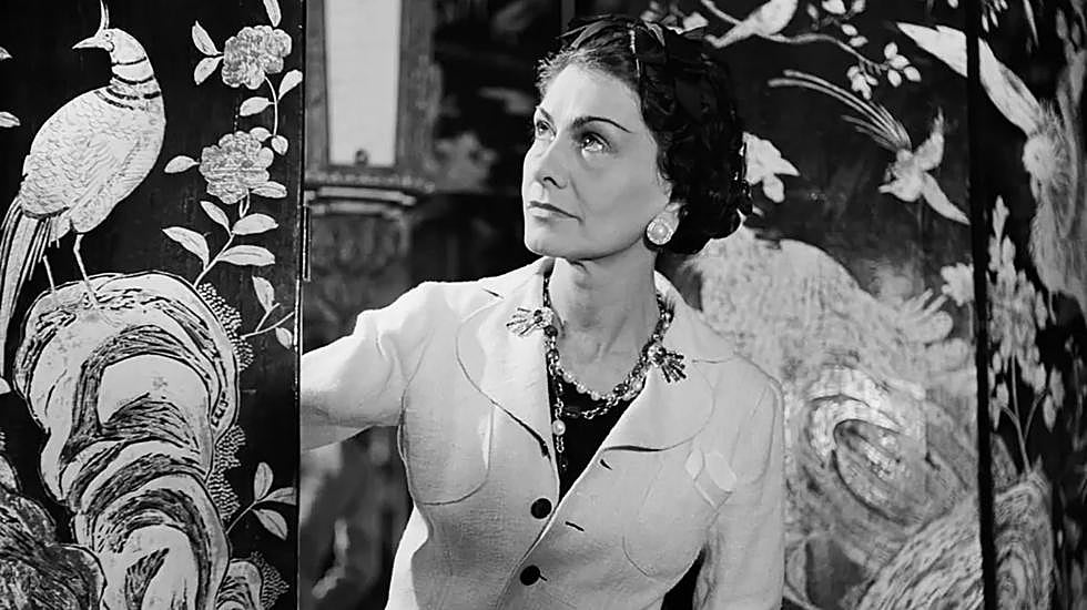 Coco Chanel con uno de sus biombo Coromandel.