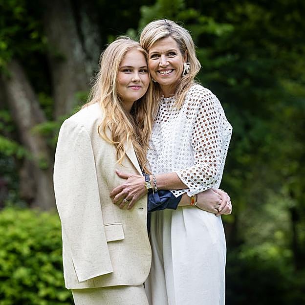 Delgada e insegura, por qué se esconde la princesa Amalia detrás de Máxima de Holanda: «No quiero ser reina todavía»