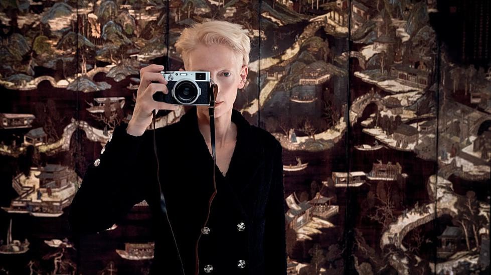 Tilda Swinton delante del biombo Coromandel de Coco Chanel.