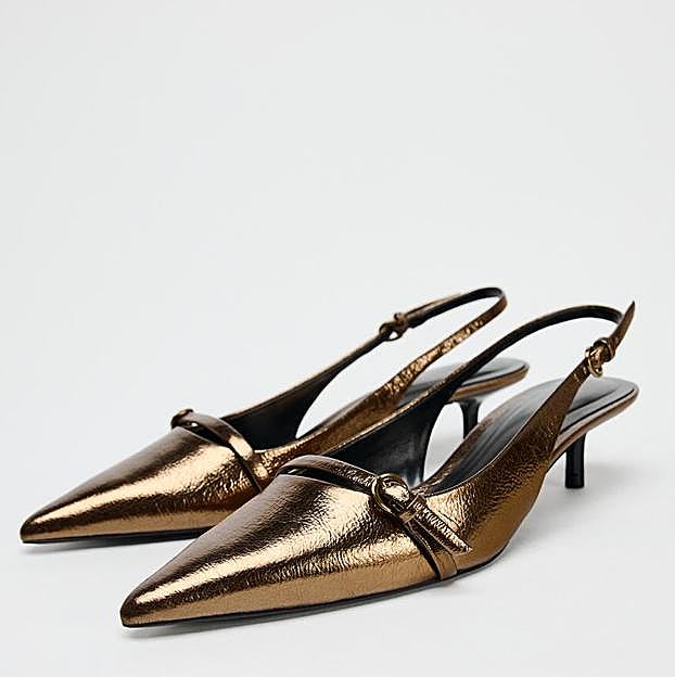 Zapatos de tacón kitten en oro de Zara.